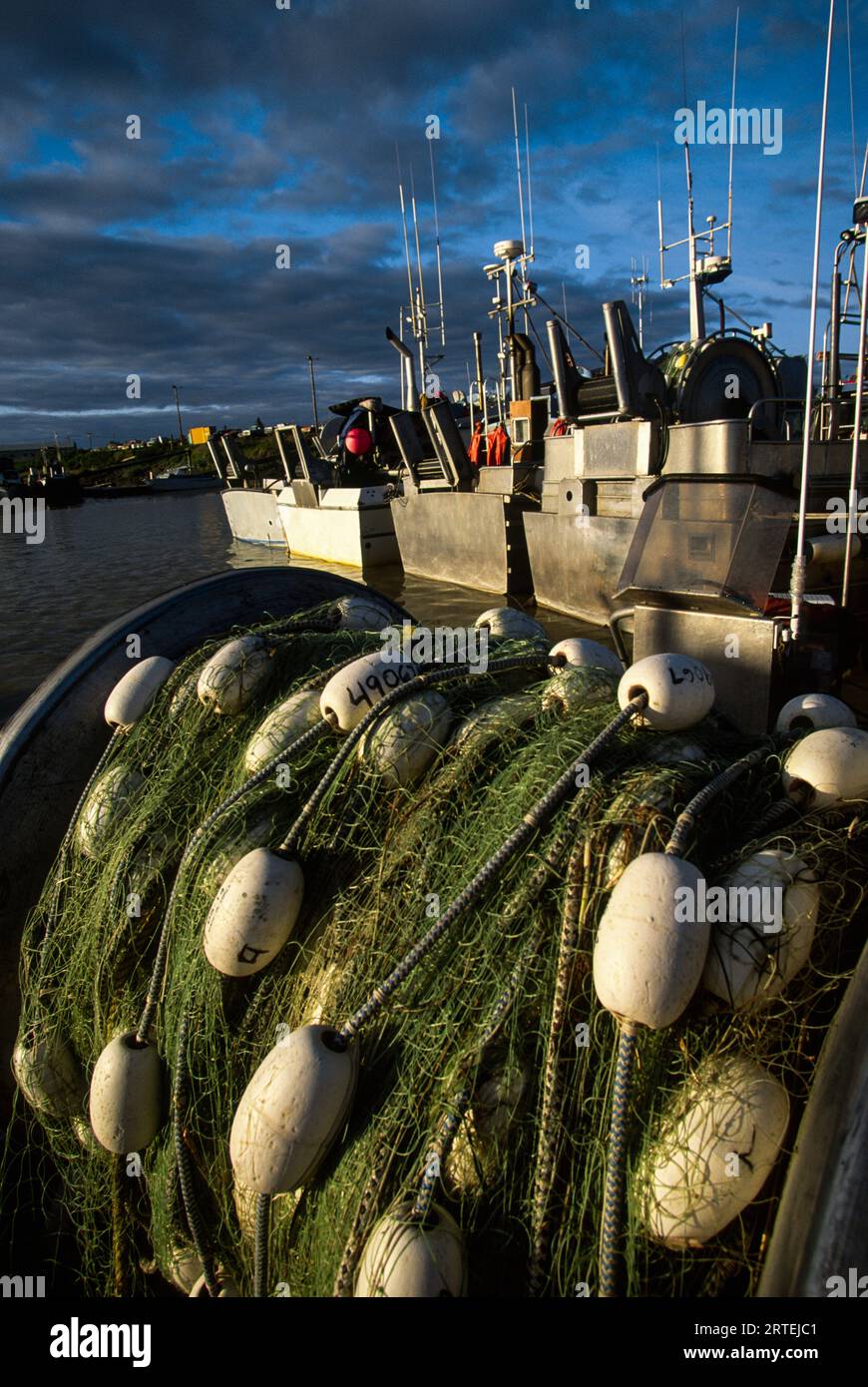 Filet Fshing sur un treuil à rouleaux et des bateaux dans le port de Dillingham, Alaska, États-Unis ; Dillingham, Alaska, États-Unis d'Amérique Banque D'Images