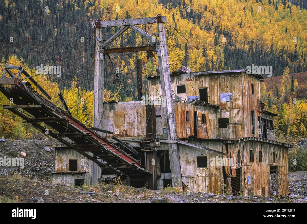 Vieille drague aurifère en Alaska en automne, États-Unis ; poulet, Alaska, États-Unis d'Amérique Banque D'Images