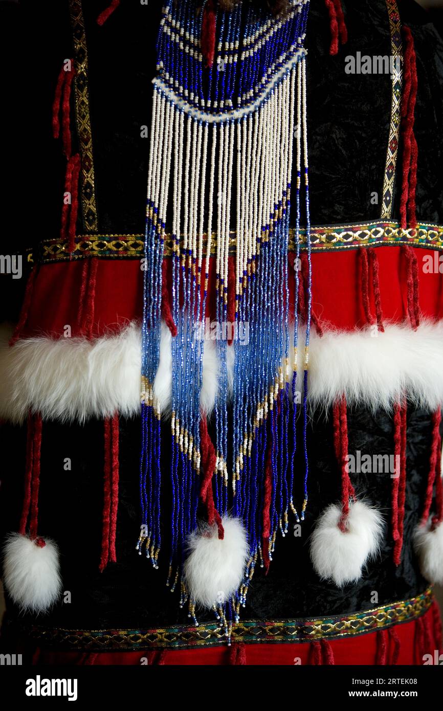 Vêtements traditionnels amérindiens exposés dans un centre d'accueil du Denali National Park and Preserve, Alaska, États-Unis Banque D'Images