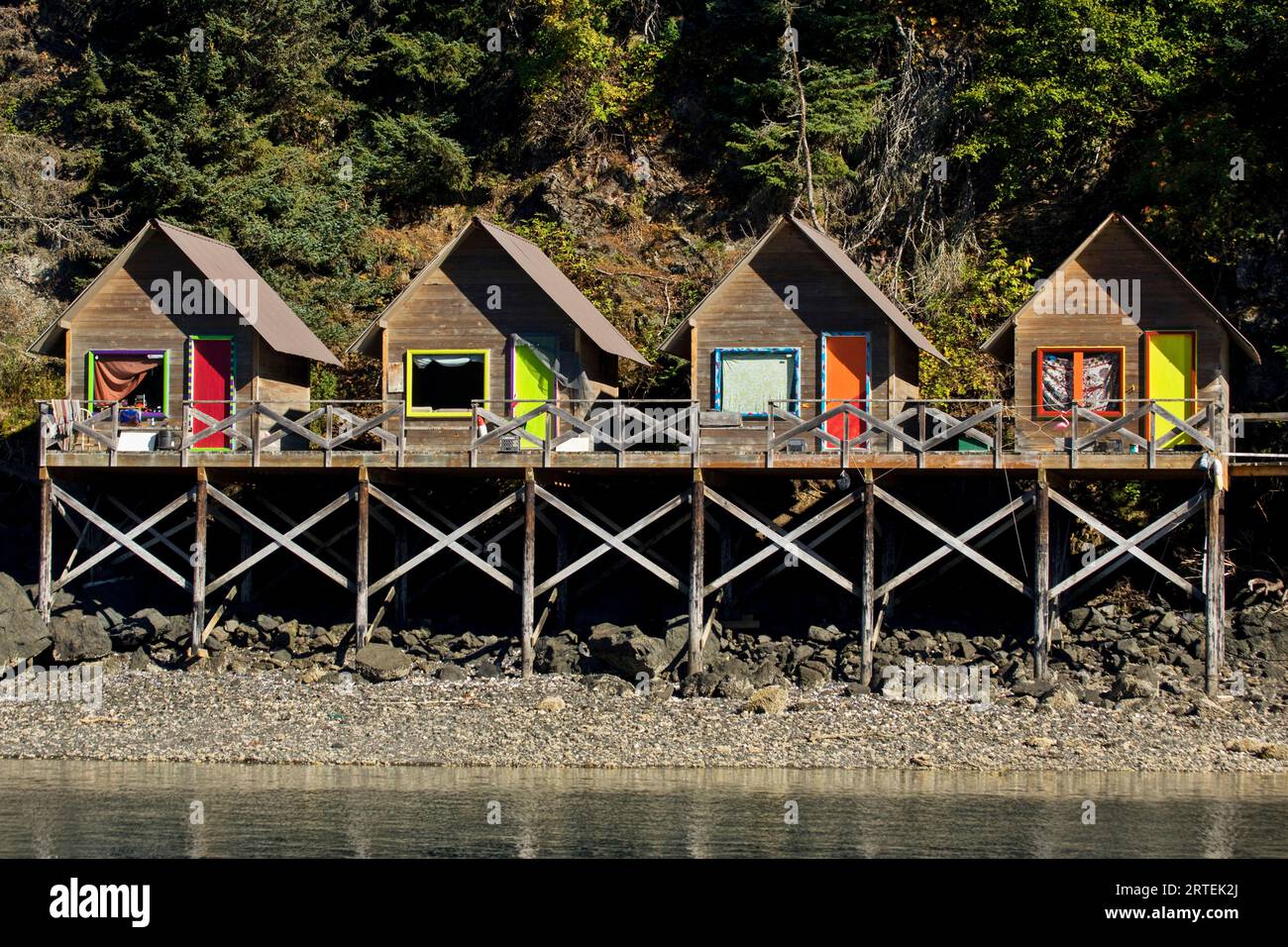 Petites cabanes sur un quai à Halibut Cove en Alaska, États-Unis ; Homer, Alaska, États-Unis d'Amérique Banque D'Images