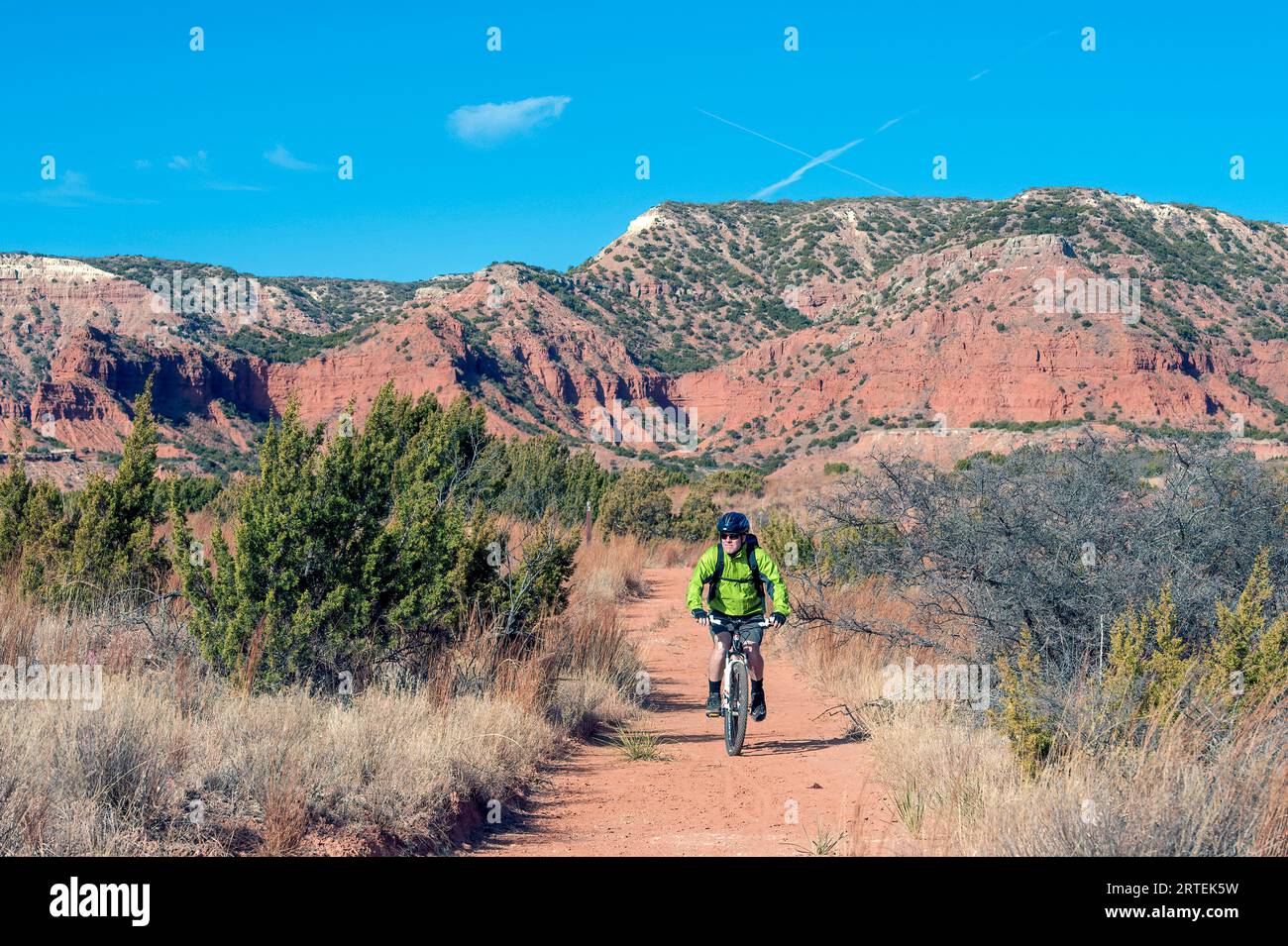 Homme cycliste à travers Caprock Canyons State Park et Trwelry au Texas, États-Unis ; Quitaque, Texas, États-Unis d'Amérique Banque D'Images
