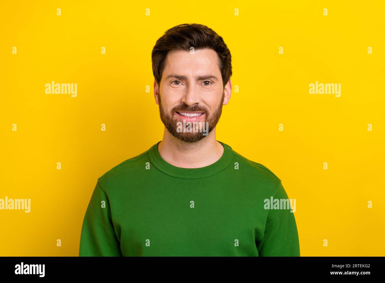 Portrait de gentil homme d'affaires barbu blanc sourire toothy bonne humeur portant un sweat-shirt vert isolé fond de couleur jaune Banque D'Images