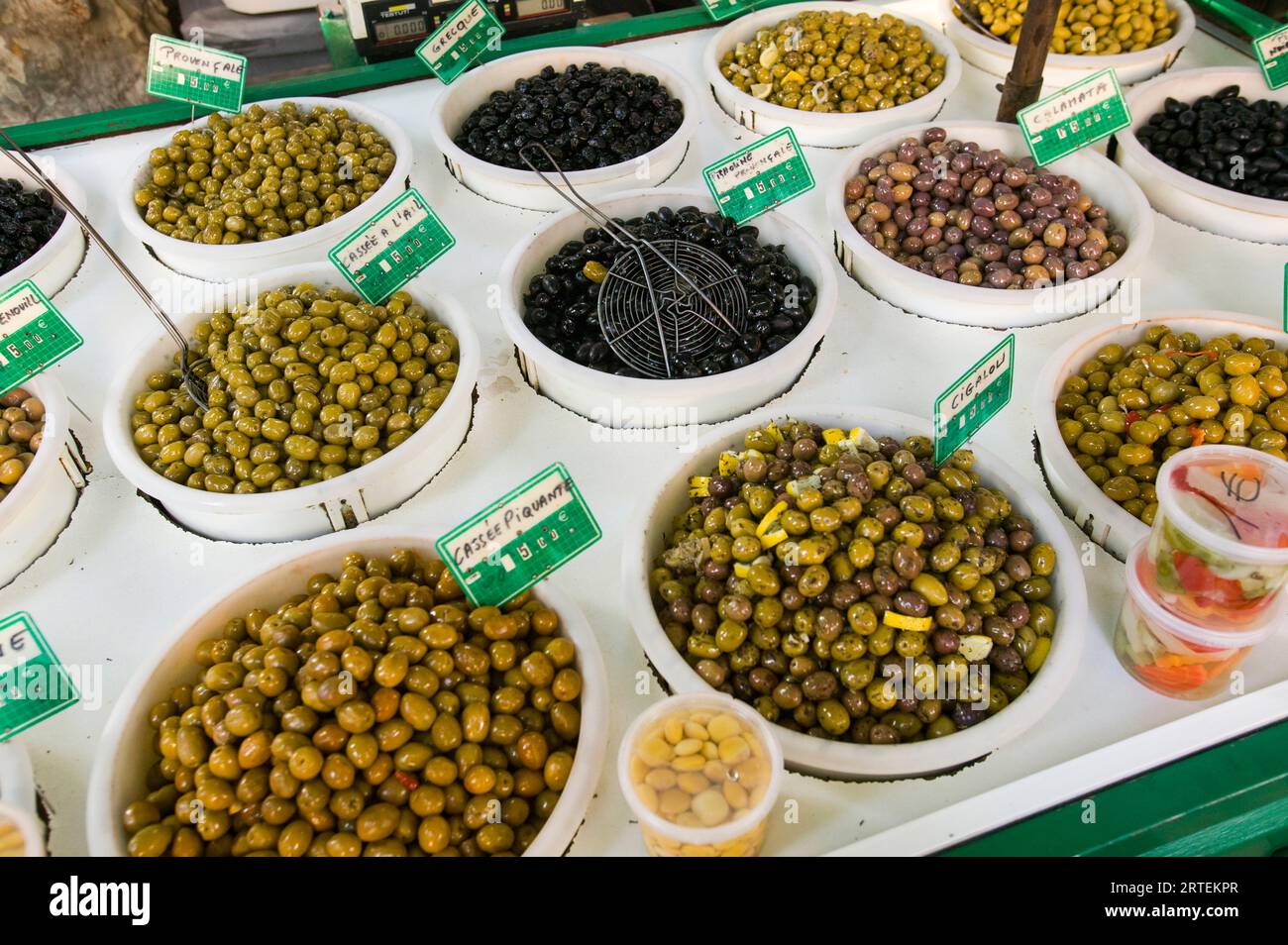 Assortiment d'olives à vendre ; Collioure, Pyrénées Orientales, France Banque D'Images