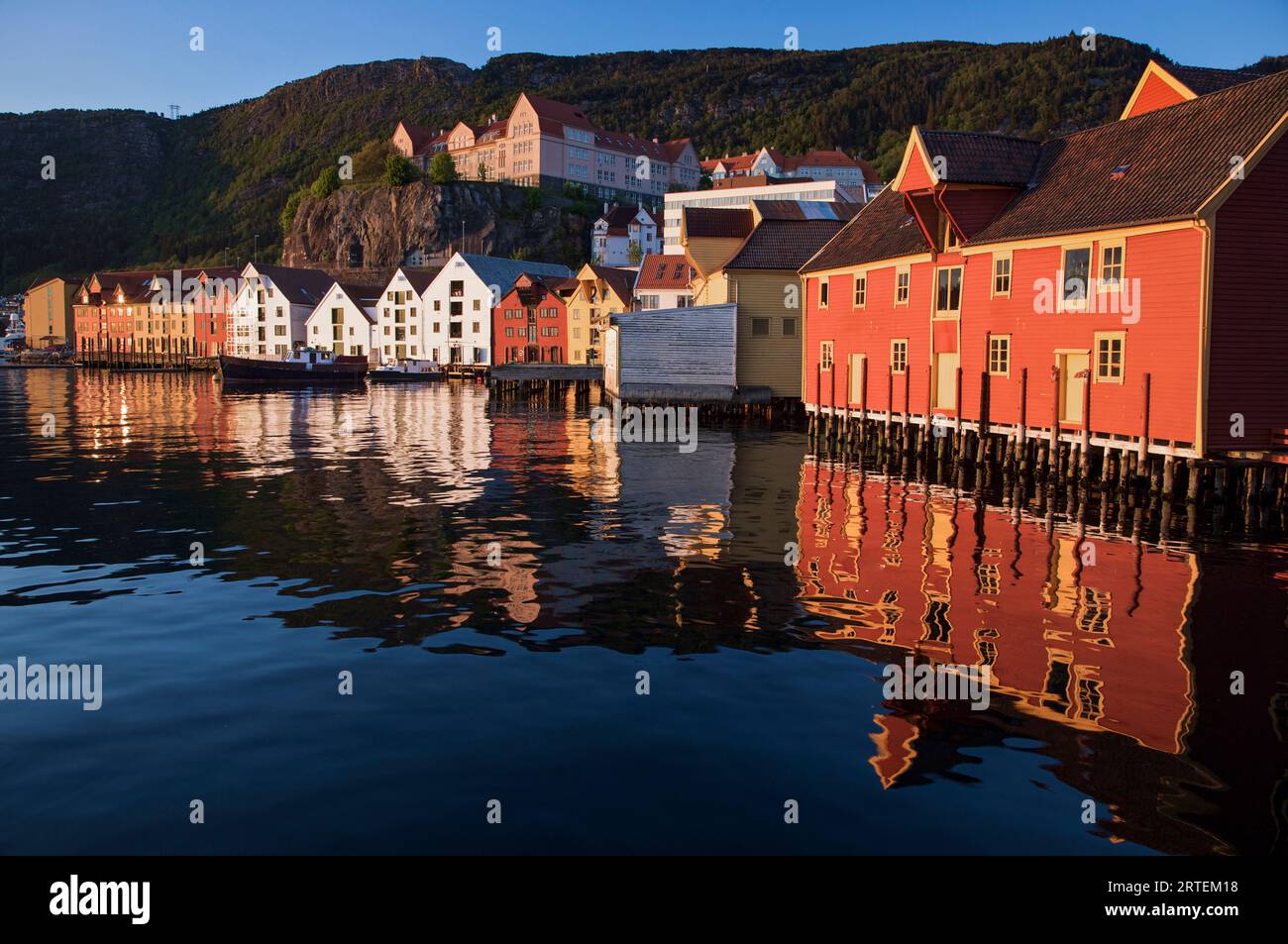 Bâtiments le long du front de mer de Bergen ; Bergen, Norvège Banque D'Images