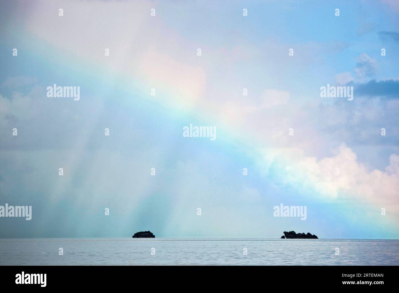 Arc-en-ciel sur une petite île ; Seychelles Banque D'Images