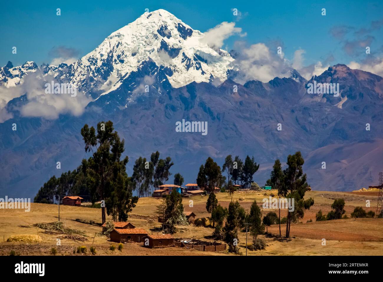 Vue dans la vallée d'Urubamba, ou la vallée sacrée et les montagnes des Andes ; Cuzco, Pérou Banque D'Images