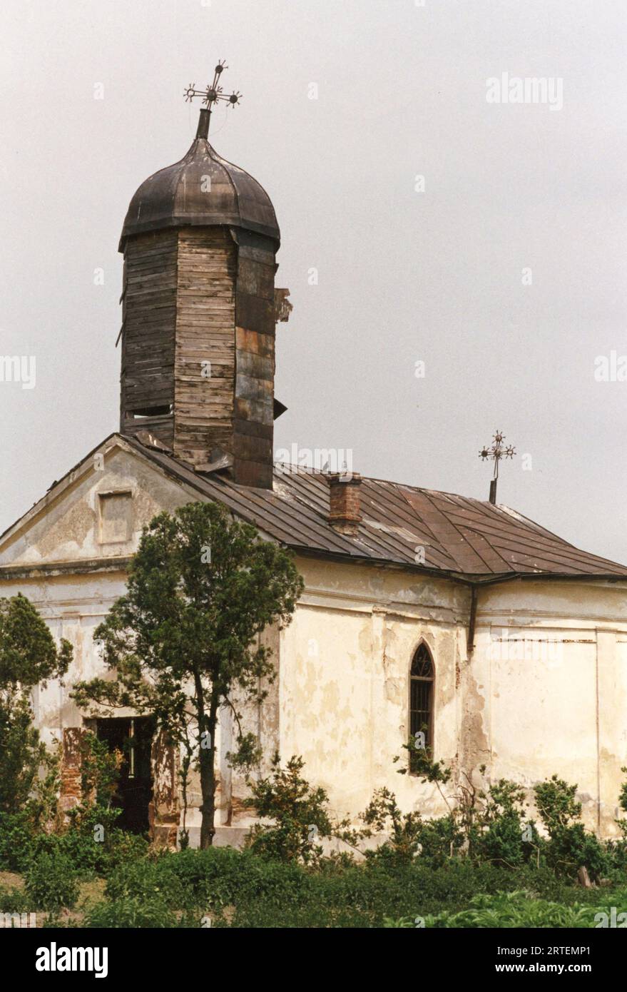 Măgureni, Comté de Calarasi, Roumanie, 1990. Ancienne église abandonnée dans un village près de Bucarest. L'église de Magureni, monument historique du 17e siècle, a été inondée en 1983, lors des travaux sur le canal Danube-Bucarest, un projet du président roumain N. Ceausescu. Banque D'Images