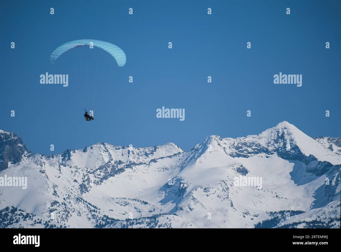 Parapente glisse le long de Bald Mountain enneigée à Sun Valley, Idaho, États-Unis ; Sun Valley, Idaho, États-Unis d'Amérique Banque D'Images