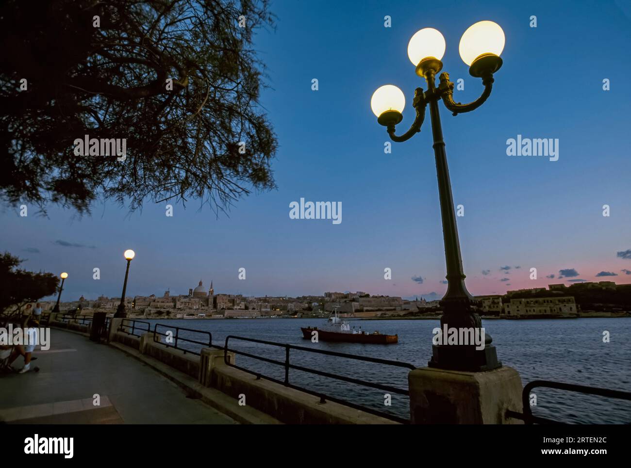 La Valette vue au coucher du soleil de Sliema, Malte ; Sliema, île de Malte, République de Malte Banque D'Images