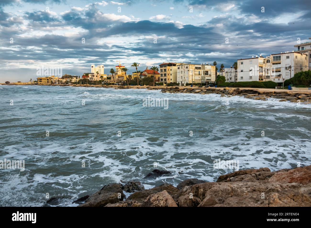 Littoral avec des bâtiments résidentiels à Haïfa, Israël Banque D'Images