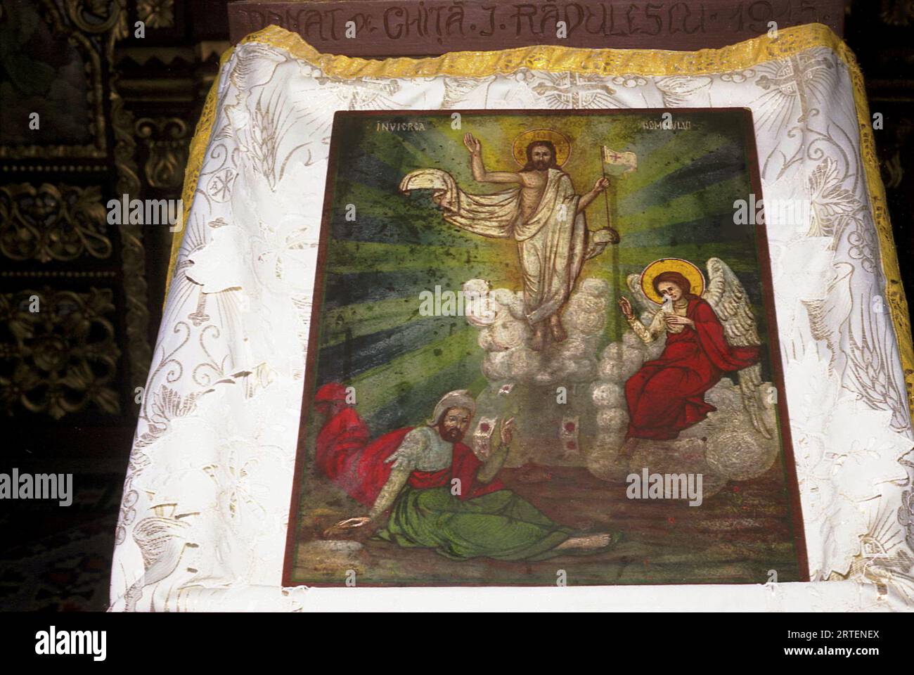 Traisteni, commune de Valea Doftanei, comté de Prahova, Roumanie, 2003. Intérieur de l'église orthodoxe 'Saint voïvodes'. Icône en bois représentant la Résurrection de Jésus-Christ. Banque D'Images