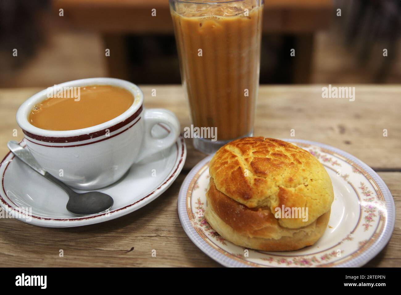 Petit-déjeuner cantonais populaire ou encas préféré pour le thé, composé d'un pain à l'ananas et de thé au lait de style Hong Kong. Banque D'Images