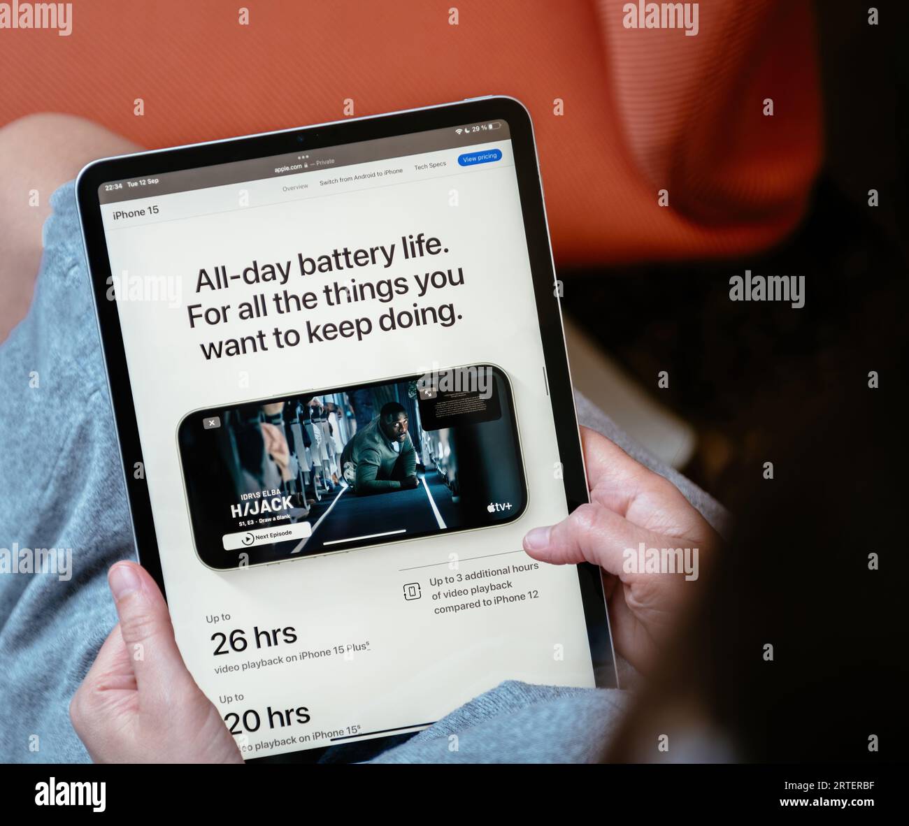 Londres, Royaume-Uni - 13 septembre 2023 : lors de la journée de lancement, une femme explore les fonctionnalités du site Web Apple Computers à l'aide de son iPad, découvrant l'autonomie de la batterie de 26 heures pour le nouveau modèle iPhone 15 plus Banque D'Images