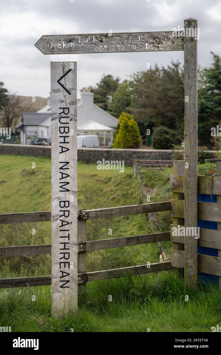 Panneau pour le chemin vers la pointe des Frères sur l'île de Skye Banque D'Images