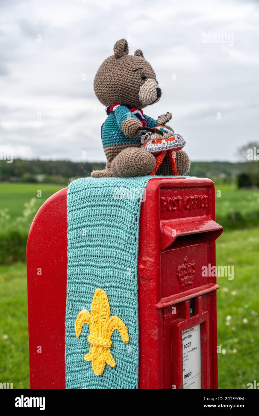 crochet ours et symbole scout sur une boîte aux lettres royale britannique Banque D'Images