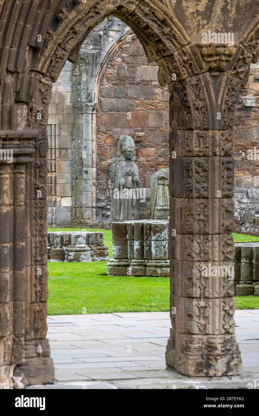 Statue de l'évêque en pierre et arcade à la cathédrale d'Elgin en Écosse Banque D'Images