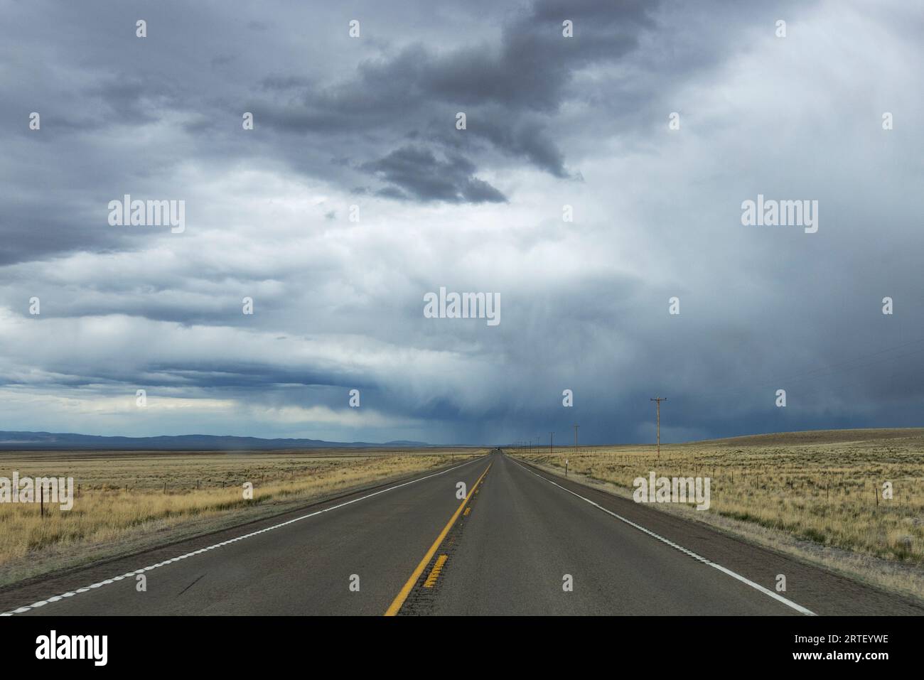 États-Unis, Nevada, Winnemucca, vue de l'autoroute par temps orageux Banque D'Images