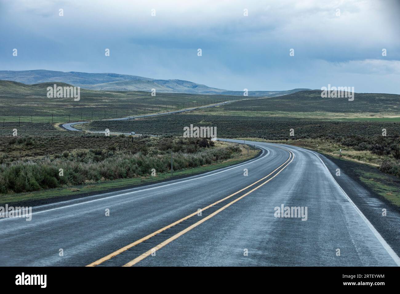 États-Unis, Nevada, McDermitt, vue de l'autoroute par temps orageux Banque D'Images
