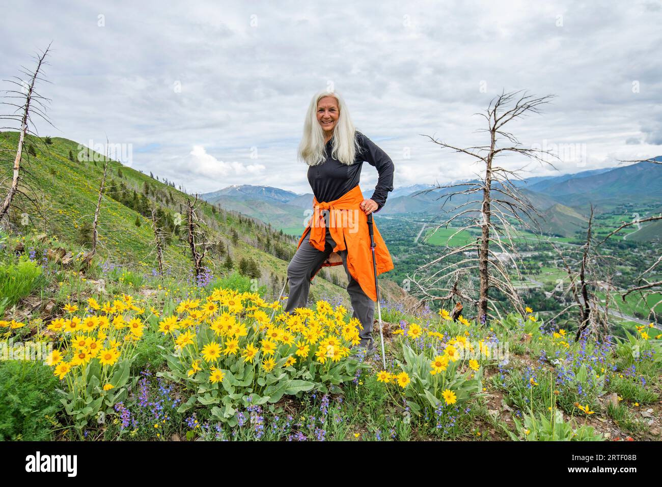 États-Unis, Idaho, Hailey, femme blonde senior en randonnée sur carbonate Mountain Trail Banque D'Images