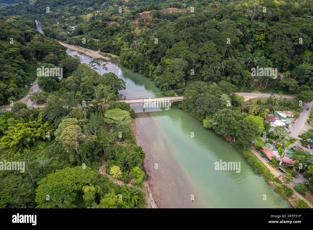 Belle vue aérienne de Dominical Beach et de la rivière Baru au Costa Rica Banque D'Images