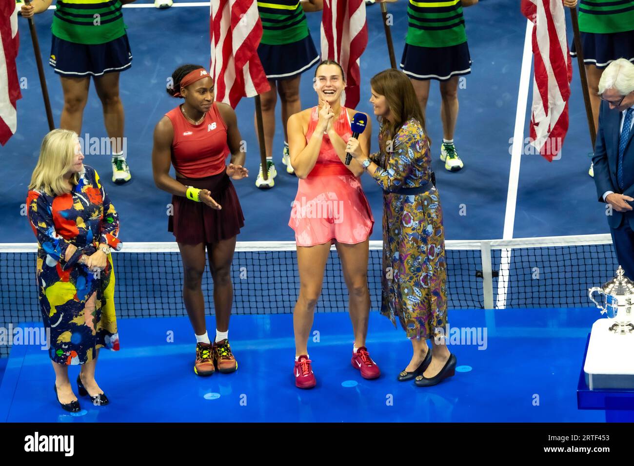 Coco Gauff (USA) remporte la finale en simple féminin avec Aryna Sabalenka (BLR), finaliste de l'US Open de tennis 2023. Banque D'Images