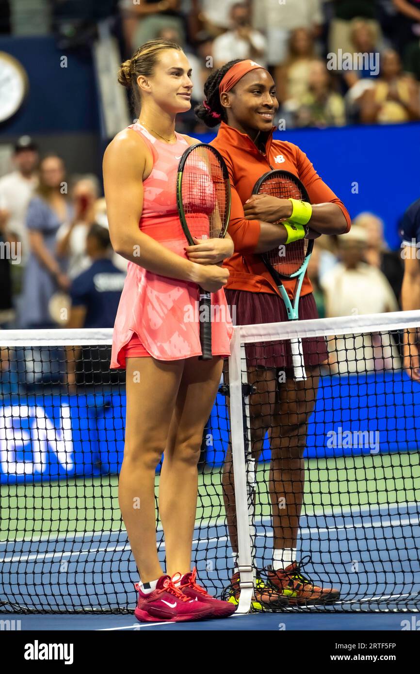 Coco Gauff (États-Unis) et Aryna Sabalenka (BLR) lors de la transition en finale simple féminine de l'US Open de tennis 2023. Banque D'Images