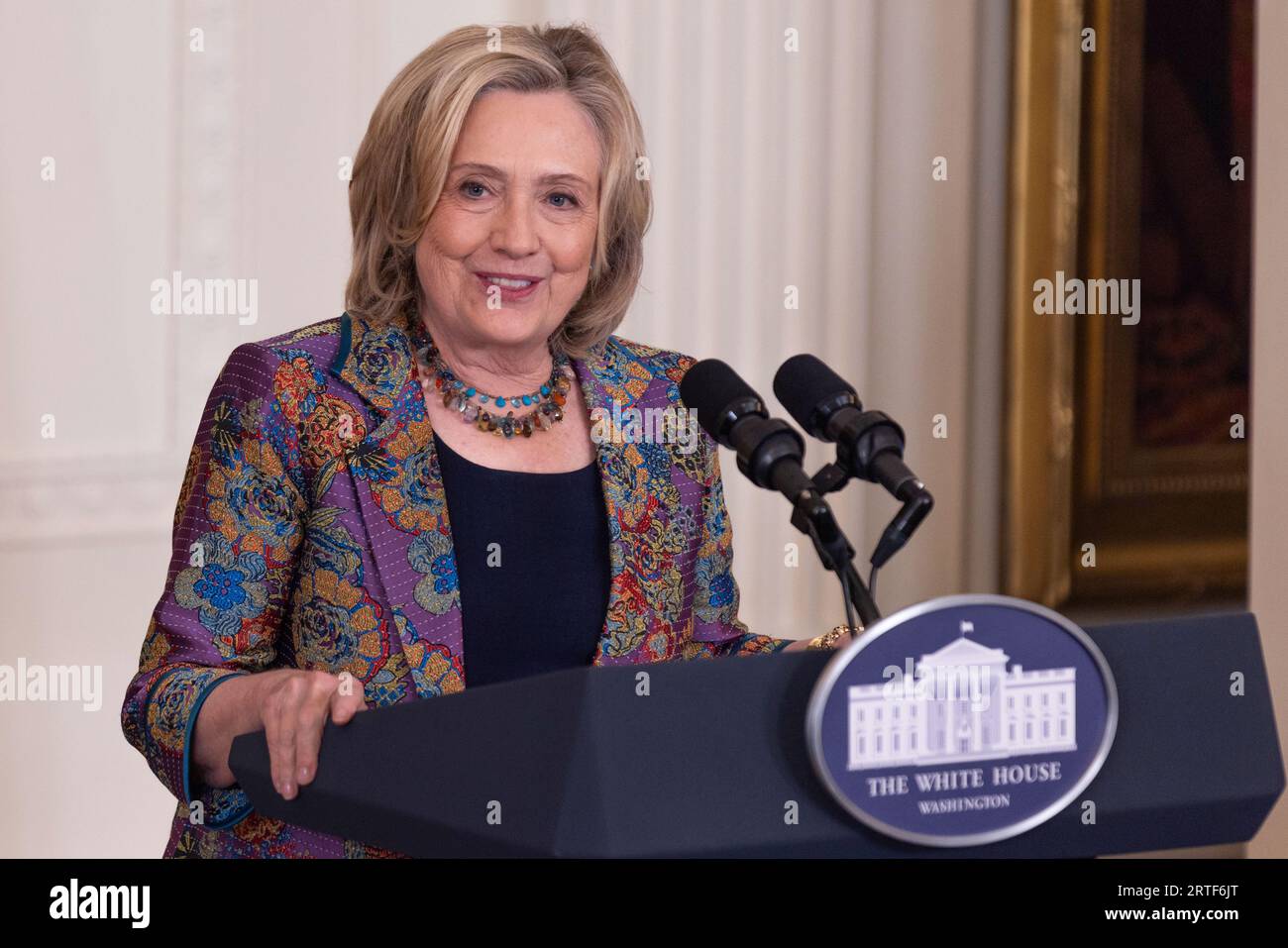 L’ancienne secrétaire d’État américaine Hillary Clinton prononce un discours lors de la cérémonie du lauréat du Praemium Imperiale 2023 à Washington, DC, le mardi 12 septembre 2023. Le Praemium Imperiale est un prix artistique mondial décerné chaque année par la Japan Art Association pour récompenser les réalisations de toute une vie dans les arts Crédit : Aaron Schwartz/CNP/MediaPunch Banque D'Images