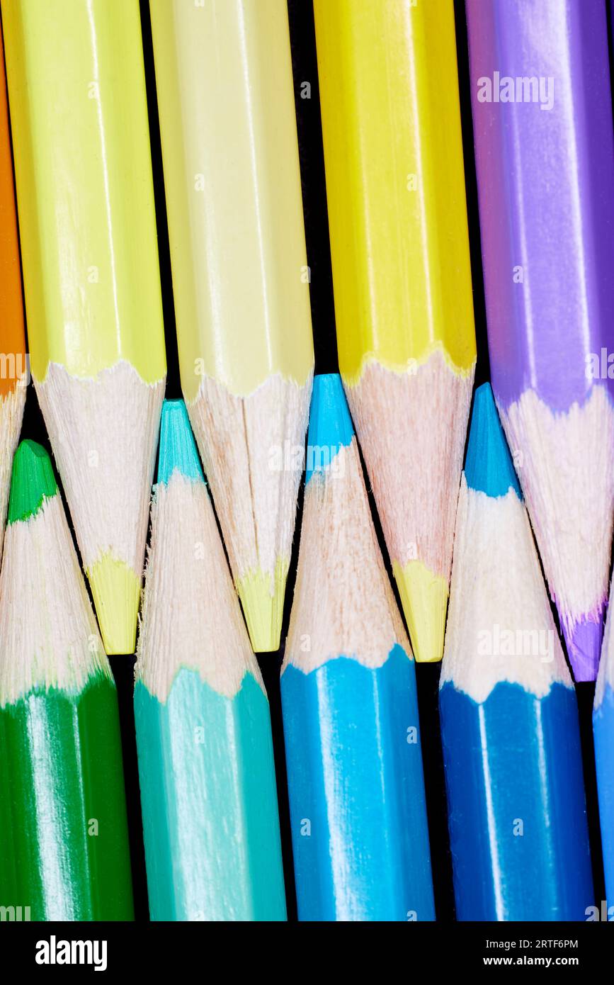 Gros plan d'une rangée de crayons de couleur alignés ensemble Banque D'Images