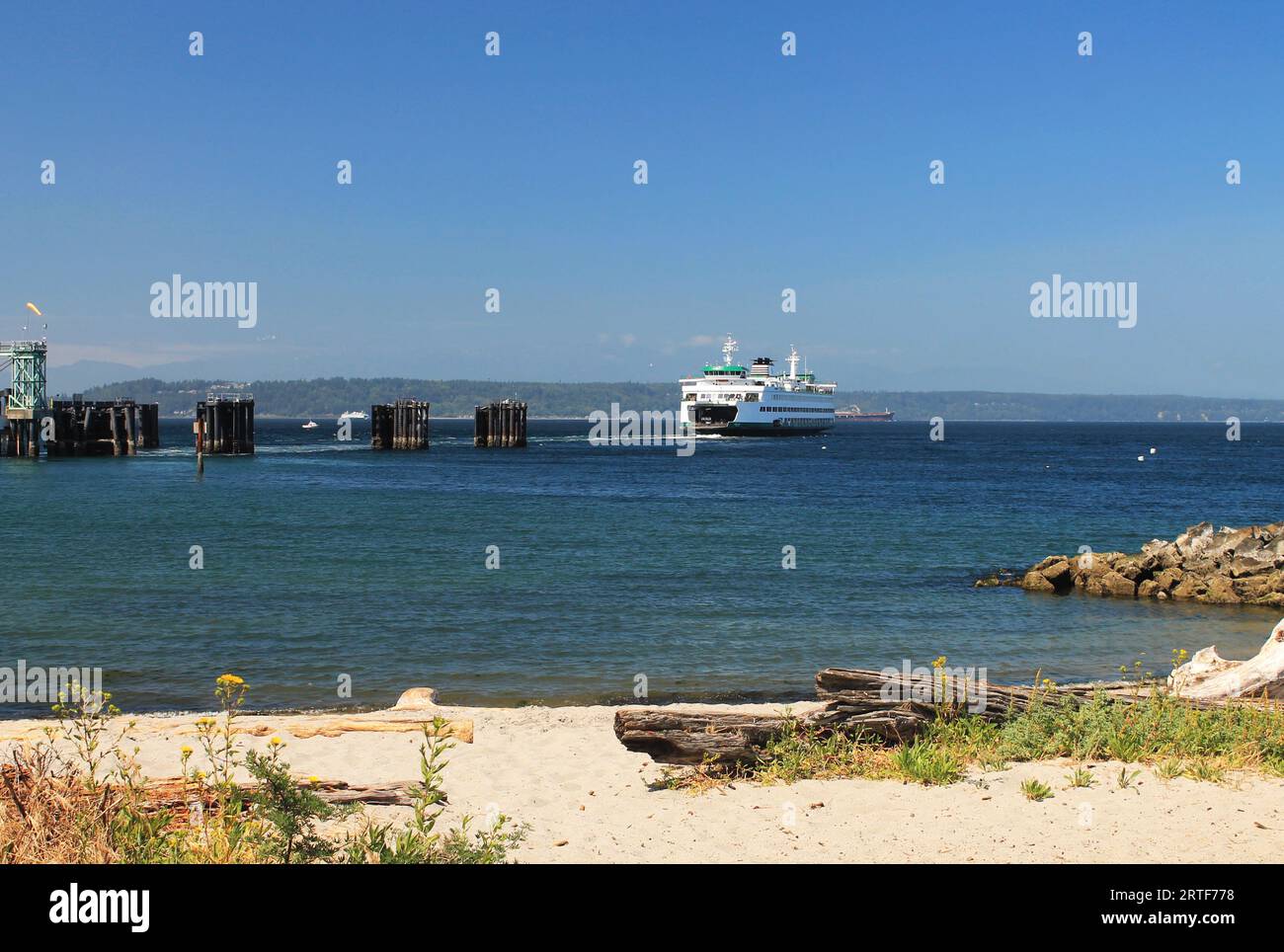 Un ferry de l'État de Washington part du quai sur le front de mer d'Edmonds transportant des voitures, des camions et des passagers à pied à travers Puget Sound Banque D'Images