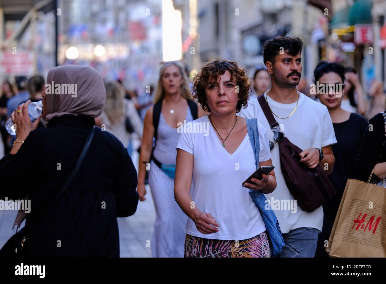 Istanbul, Turquie. 07 septembre 2023. On voit des gens marcher sur la rue Istiklal. Crédit : SOPA Images Limited/Alamy Live News Banque D'Images