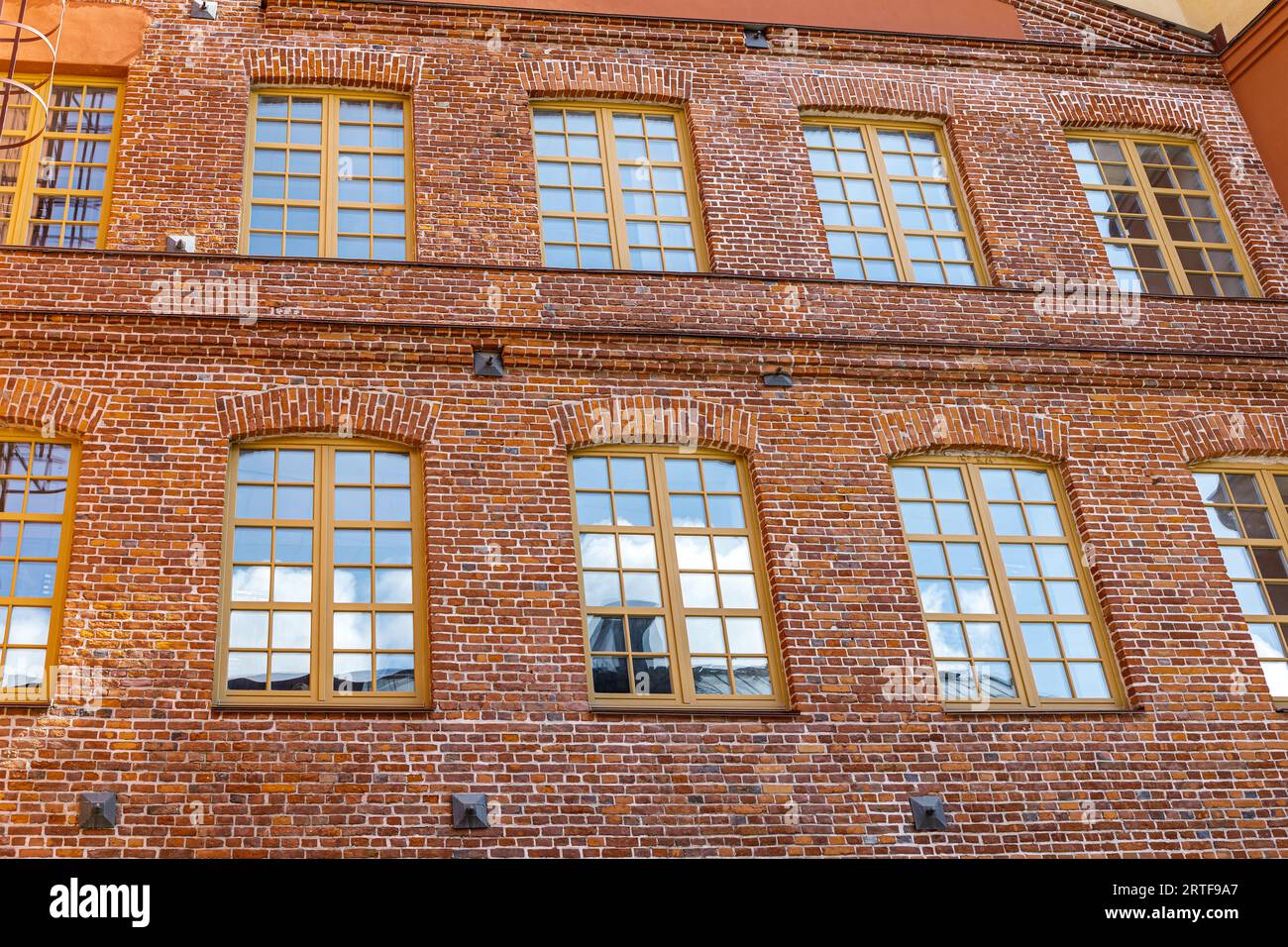 façade de bâtiment industriel classique en brique rouge avec plusieurs fenêtres. Banque D'Images
