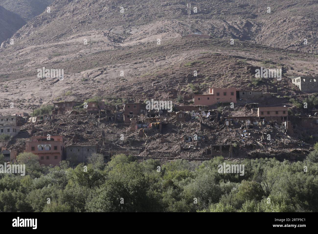 Al Haouz, Maroc. 12 septembre 2023. Une photo montre le village de Tinmel endommagé après un tremblement de terre dans le sud de Marrakech. Al Haouz, Maroc, 12 septembre 2023. Le nombre de morts a continué de grimper à la suite du rare et puissant tremblement de terre de magnitude 6,8 qui a frappé le Maroc vendredi soir. Plus de 2 900 personnes sont confirmées mortes. Le séisme, le plus fort du Maroc depuis plus d'un siècle, a frappé la chaîne de montagnes du Haut Atlas du pays près de Marrakech. Photo de Youssef Boudlal/ABACAPRESS.COM crédit : Abaca Press/Alamy Live News Banque D'Images