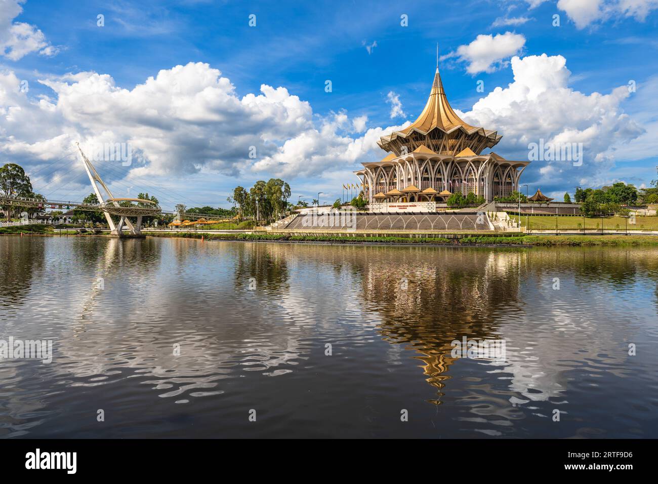 New Sarawak State Legislative Assembly Building à Kuching, Sarawak, Bornéo, Malaisie. Traduction : Assemblée législative de l'État Banque D'Images