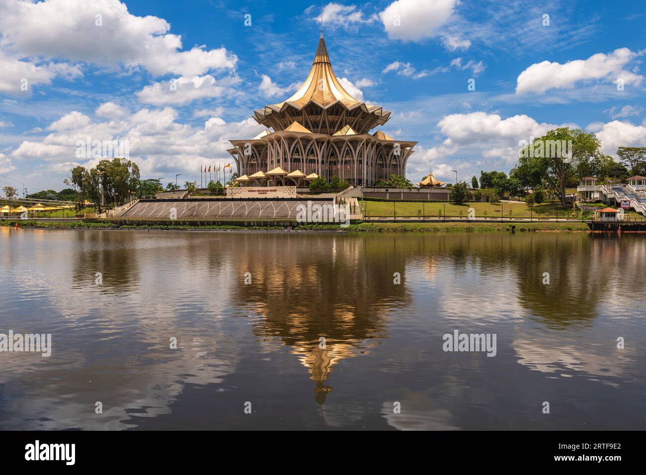 New Sarawak State Legislative Assembly Building à Kuching, Sarawak, Bornéo, Malaisie. Traduction : Assemblée législative de l'État Banque D'Images