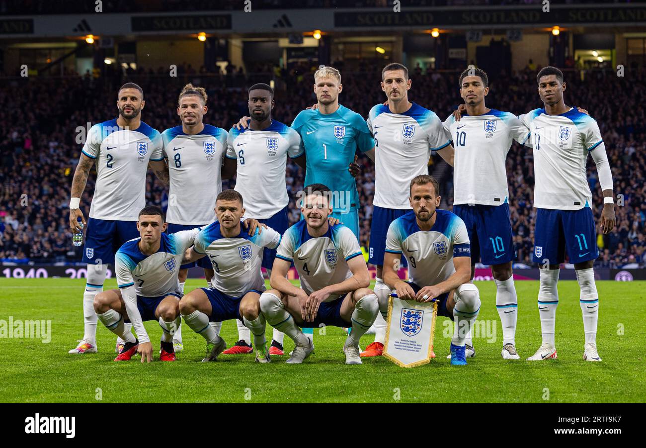 Glasgow. 13 septembre 2023. Les joueurs de l'Angleterre s'alignent pour une photo de groupe avant un match amical entre l'Écosse et l'Angleterre à Glasgow, en Grande-Bretagne, le 12 septembre 2023. Crédit : Xinhua/Alamy Live News Banque D'Images