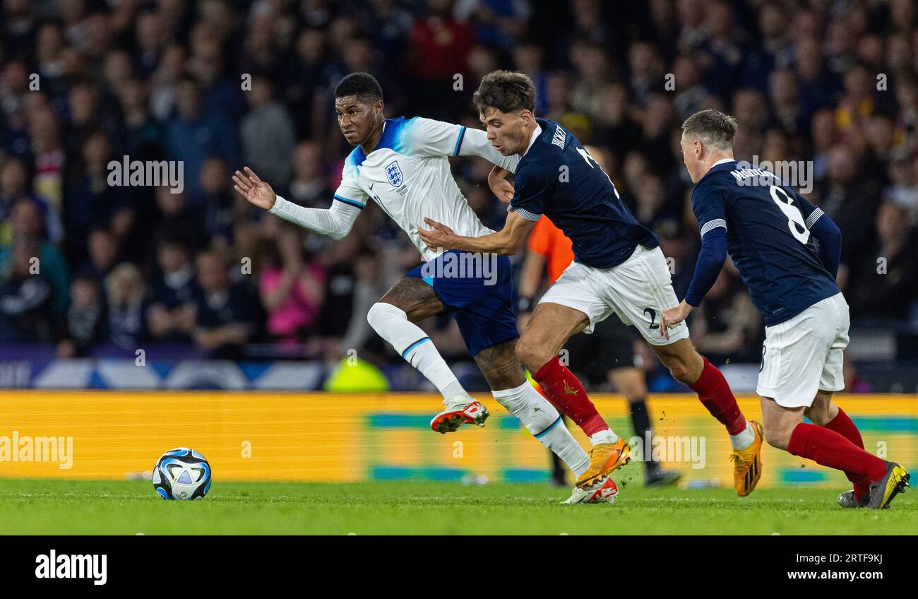 Glasgow. 13 septembre 2023. L'Anglais Marcus Rashford (L) rivalise pour le ballon lors d'un match amical entre l'Écosse et l'Angleterre à Glasgow, en Grande-Bretagne, le 12 septembre 2023. Crédit : Xinhua/Alamy Live News Banque D'Images