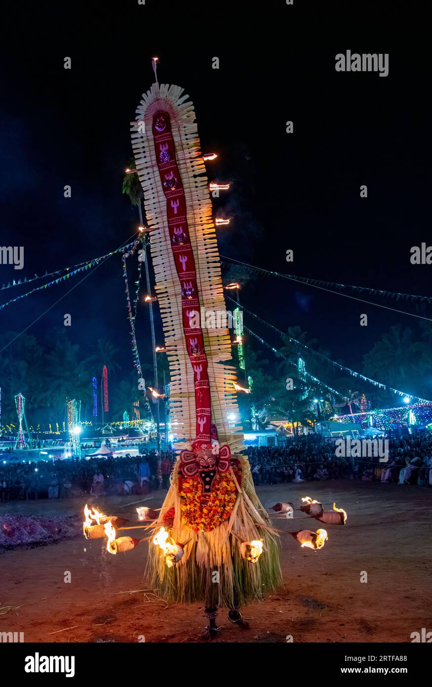 Capturer l'âme du Kerala : Theyyam danses dévoilées. Célébrant les traditions vibrantes des danses Theyyam du Kerala Banque D'Images