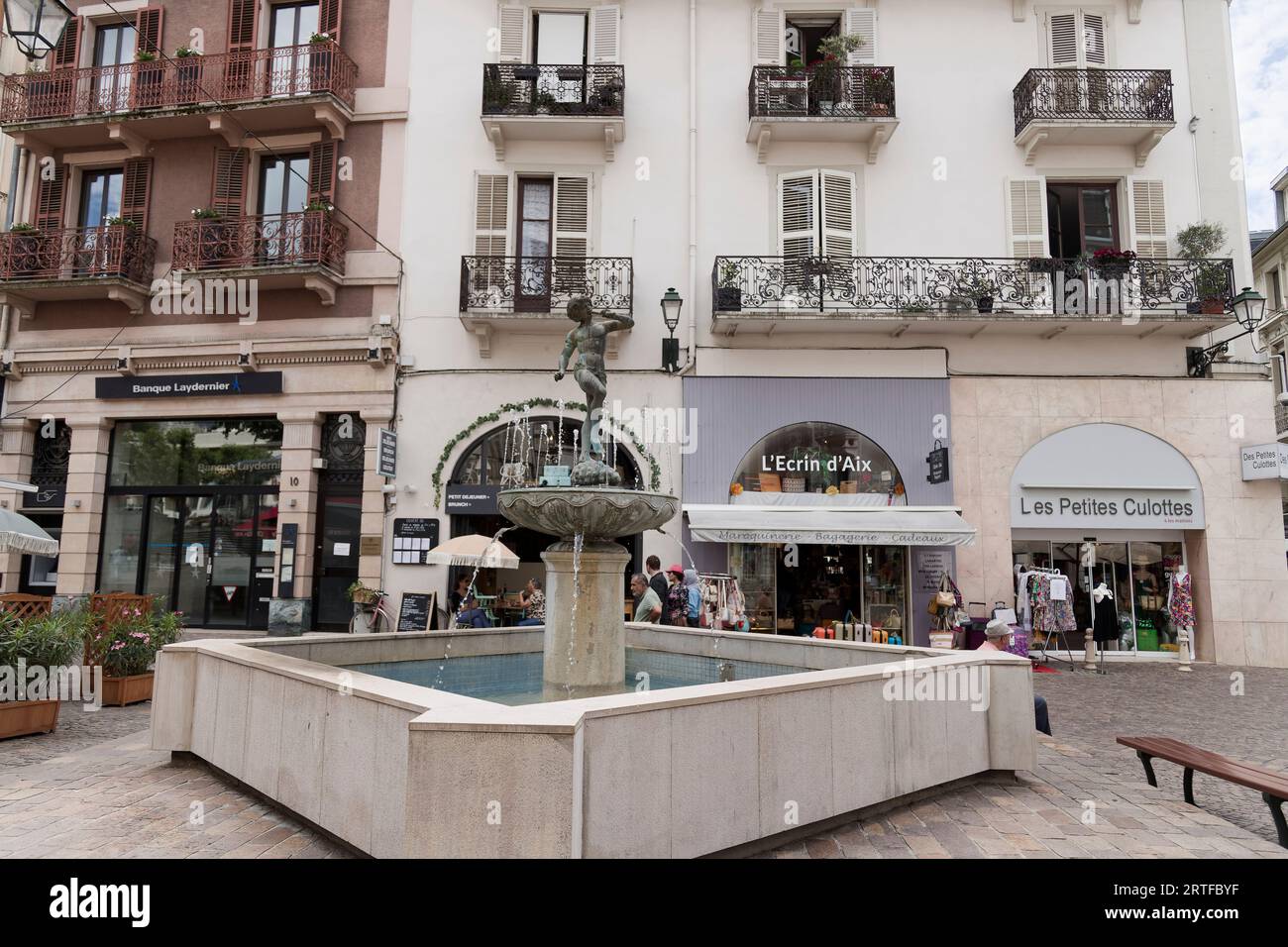 AIX-les-bains, France. 6 juin 2023. Une fontaine avec une statue dans une rue du centre-ville à Aix-les-bains, Savoie, France. Banque D'Images