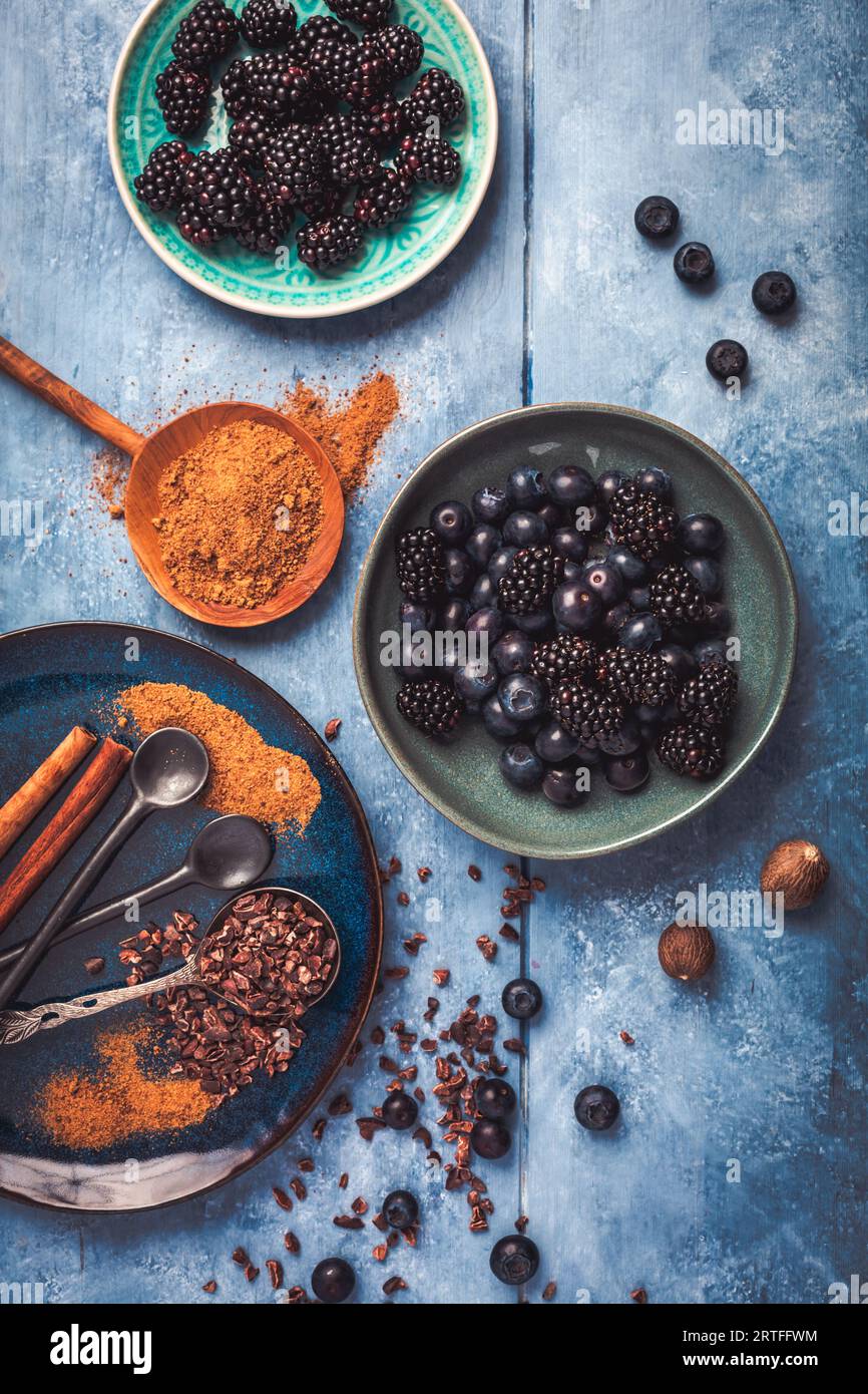 Bleuets et mûres biologiques, cannelle, cassonade et cacao, ingrédients de boulangerie Banque D'Images