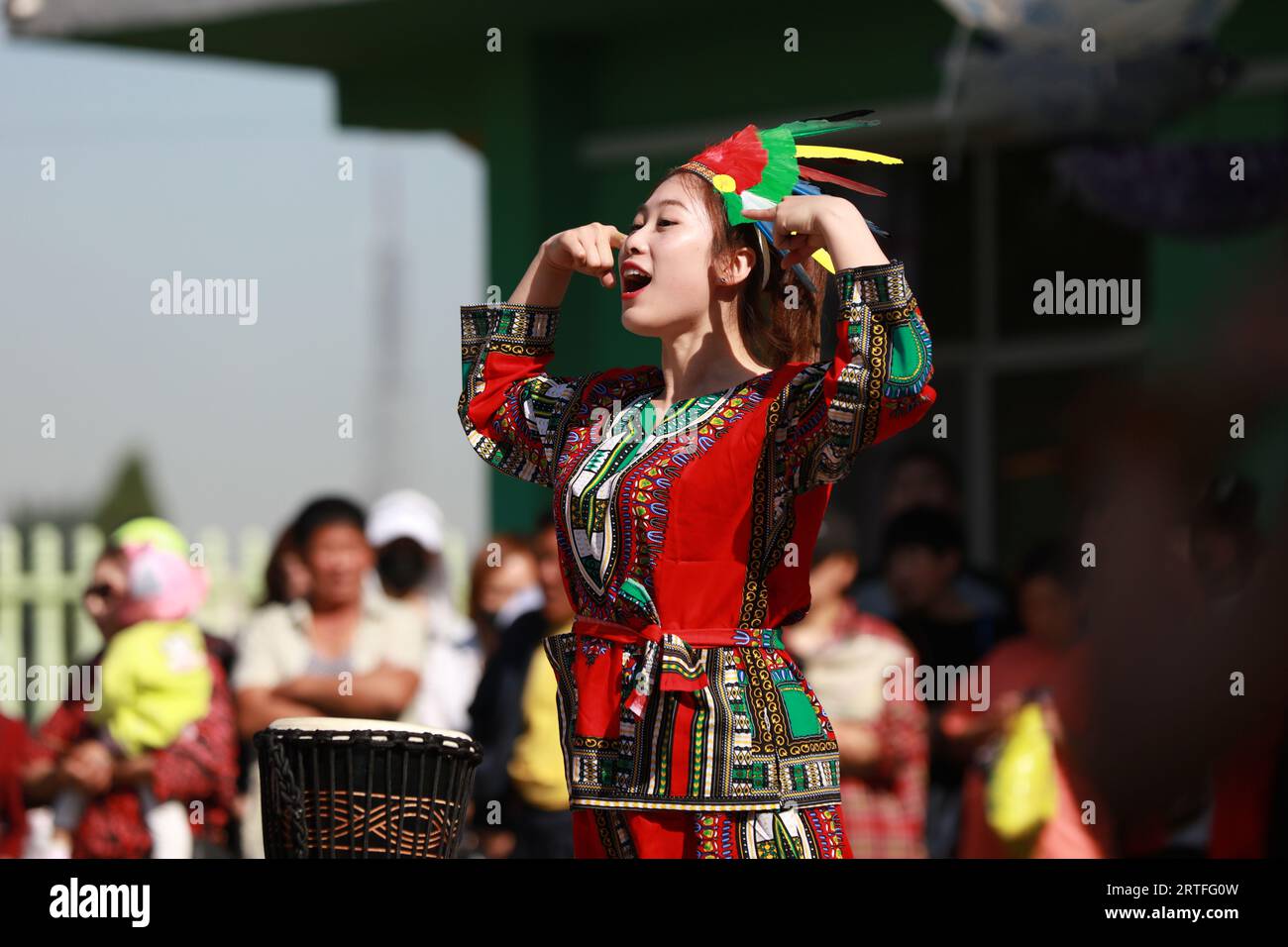 Comté de Luannan - 31 mai 2019 : une dame jouant de la batterie africaine, comté de Luannan, province du Hebei, Chine Banque D'Images