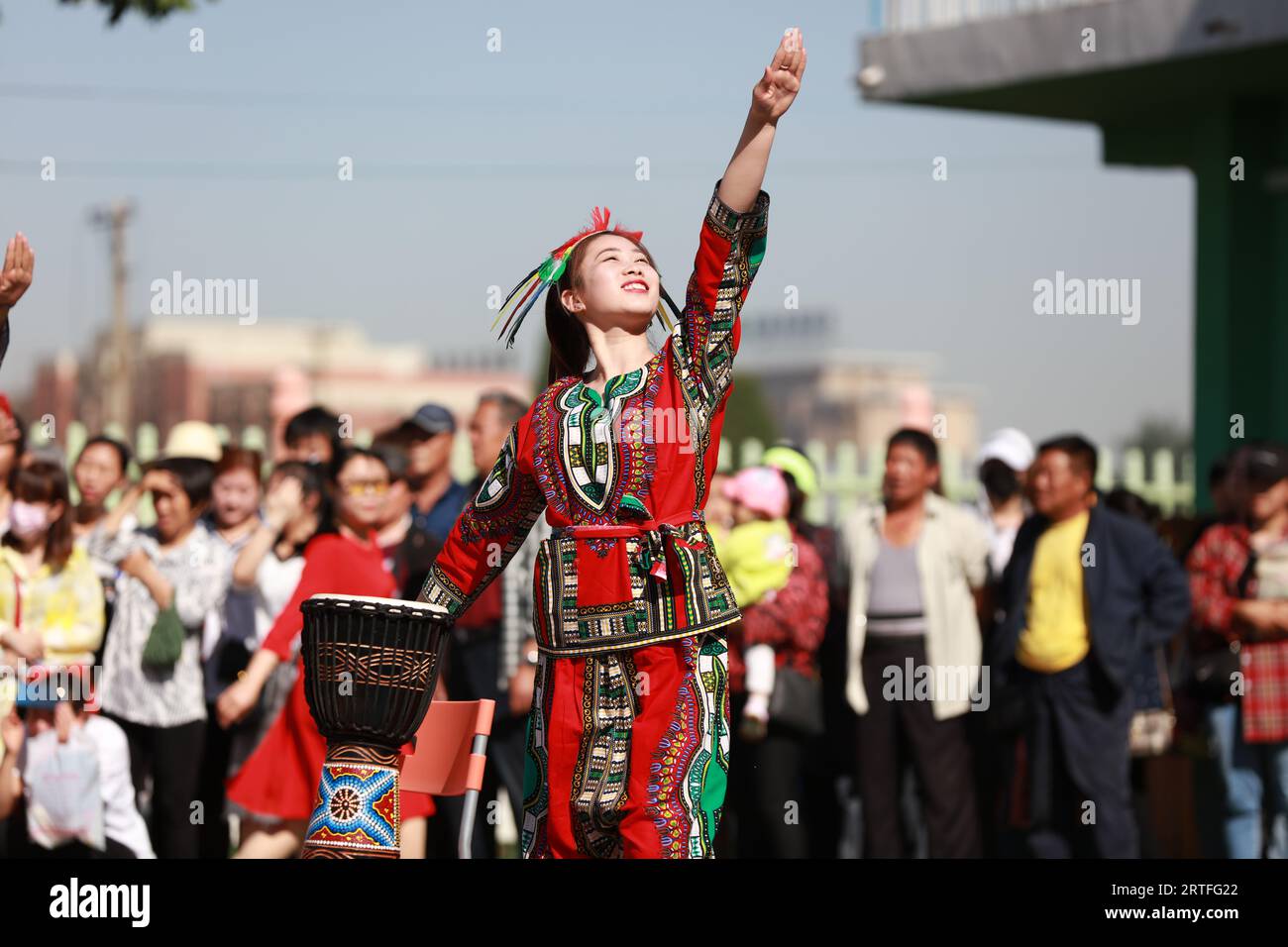 Comté de Luannan - 31 mai 2019 : une dame jouant de la batterie africaine, comté de Luannan, province du Hebei, Chine Banque D'Images