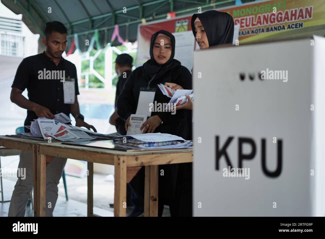 Banda Aceh, Indonésie - 17 avril 2019 : les responsables électoraux et les témoins dépouillent les bulletins de vote de l'élection présidentielle au bureau de vote Banque D'Images