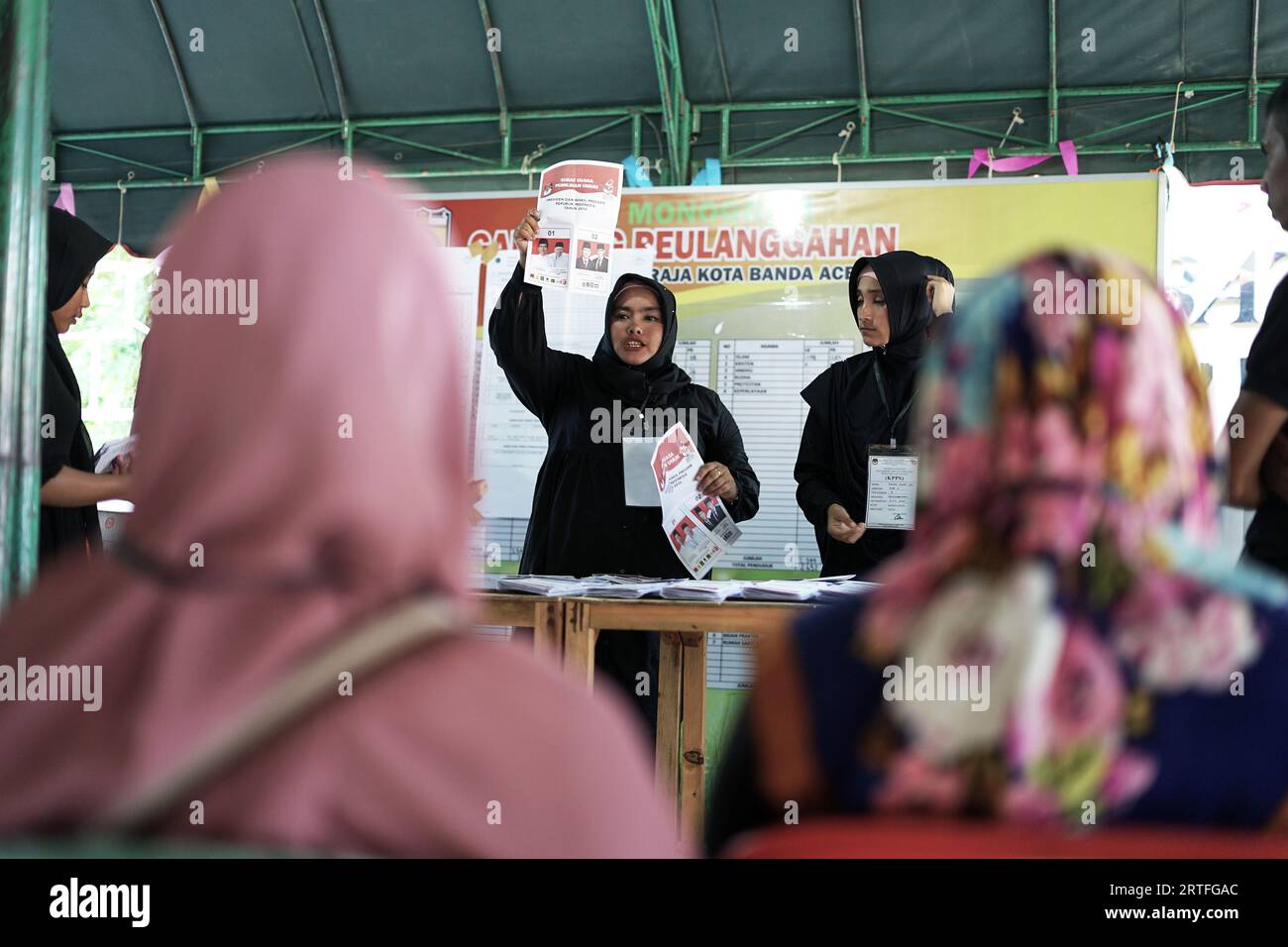 Banda Aceh, Indonésie - 17 avril 2019 : les responsables électoraux et les témoins dépouillent les bulletins de vote de l'élection présidentielle au bureau de vote Banque D'Images