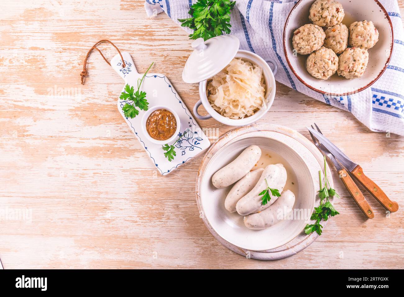 Saucisses blanches bavaroises à la choucroute et boulettes de pain, à la moutarde. Banque D'Images