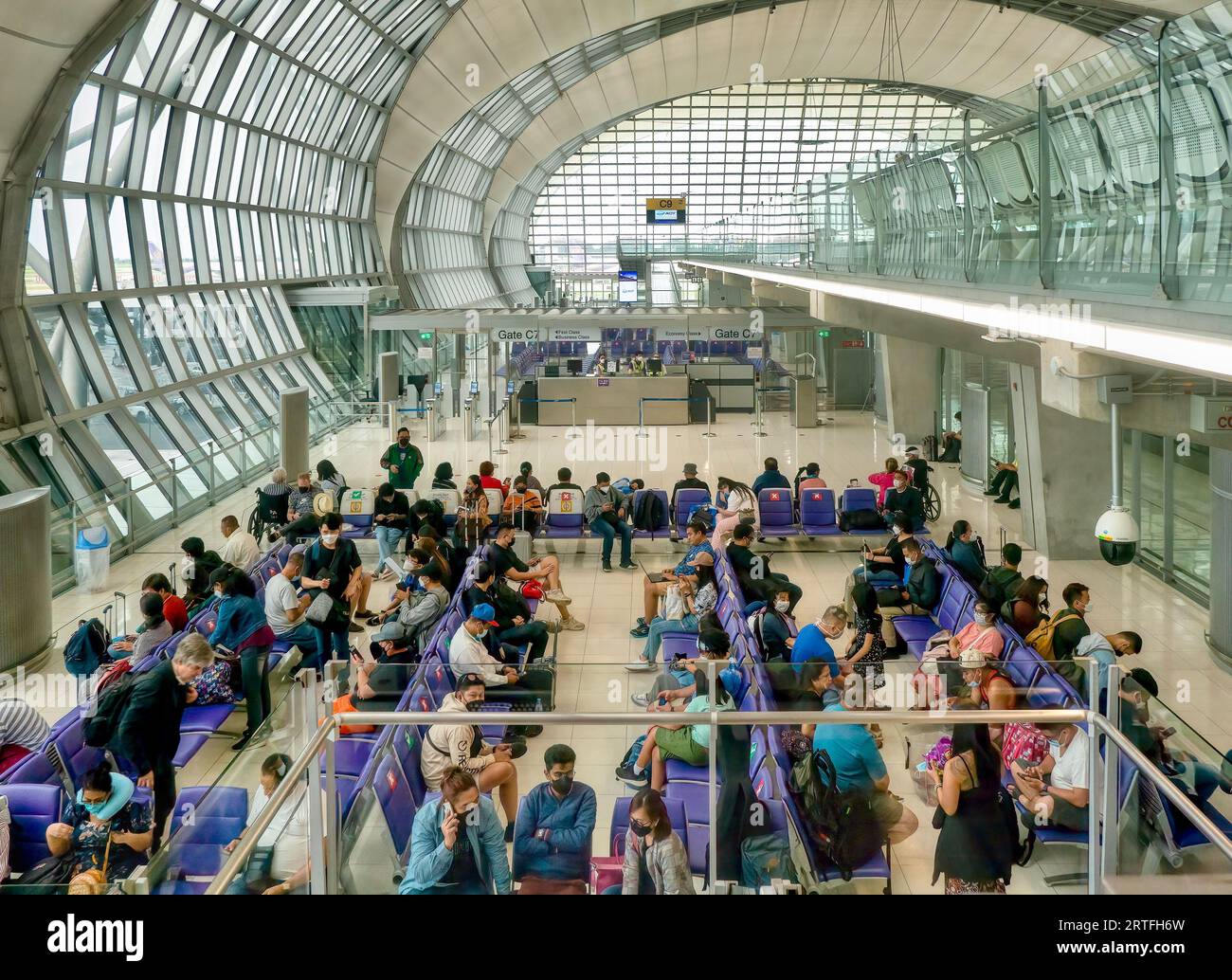 Bangkok, Thaïlande - 21 juillet 2022. Passagers en attente dans une porte d'embarquement internationale à l'aéroport Suvarnabhumi pour un vol à destination de Manille, Philippines. Banque D'Images