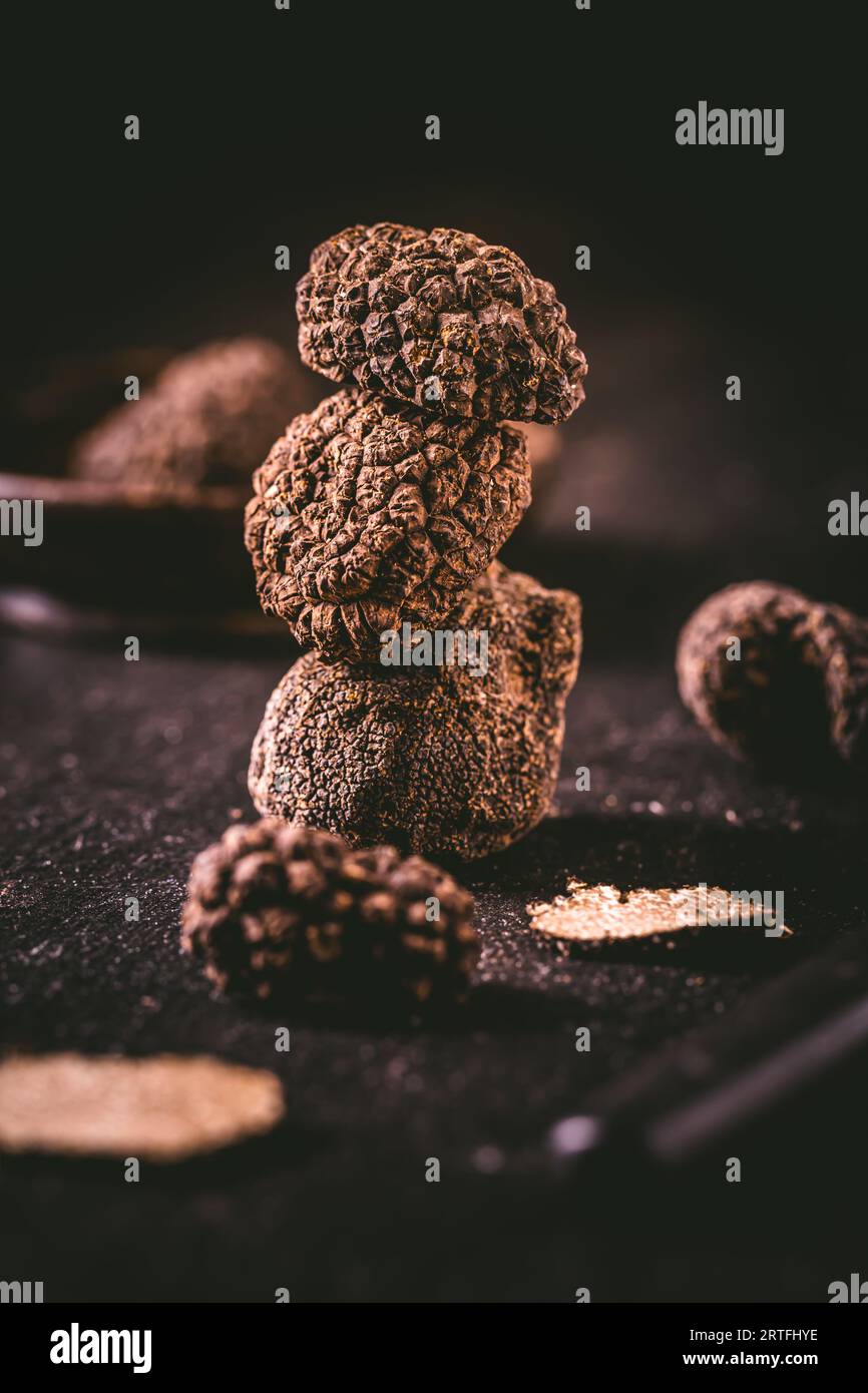 Truffes noires chères champignons gastronomiques sur la table de la cuisine Banque D'Images