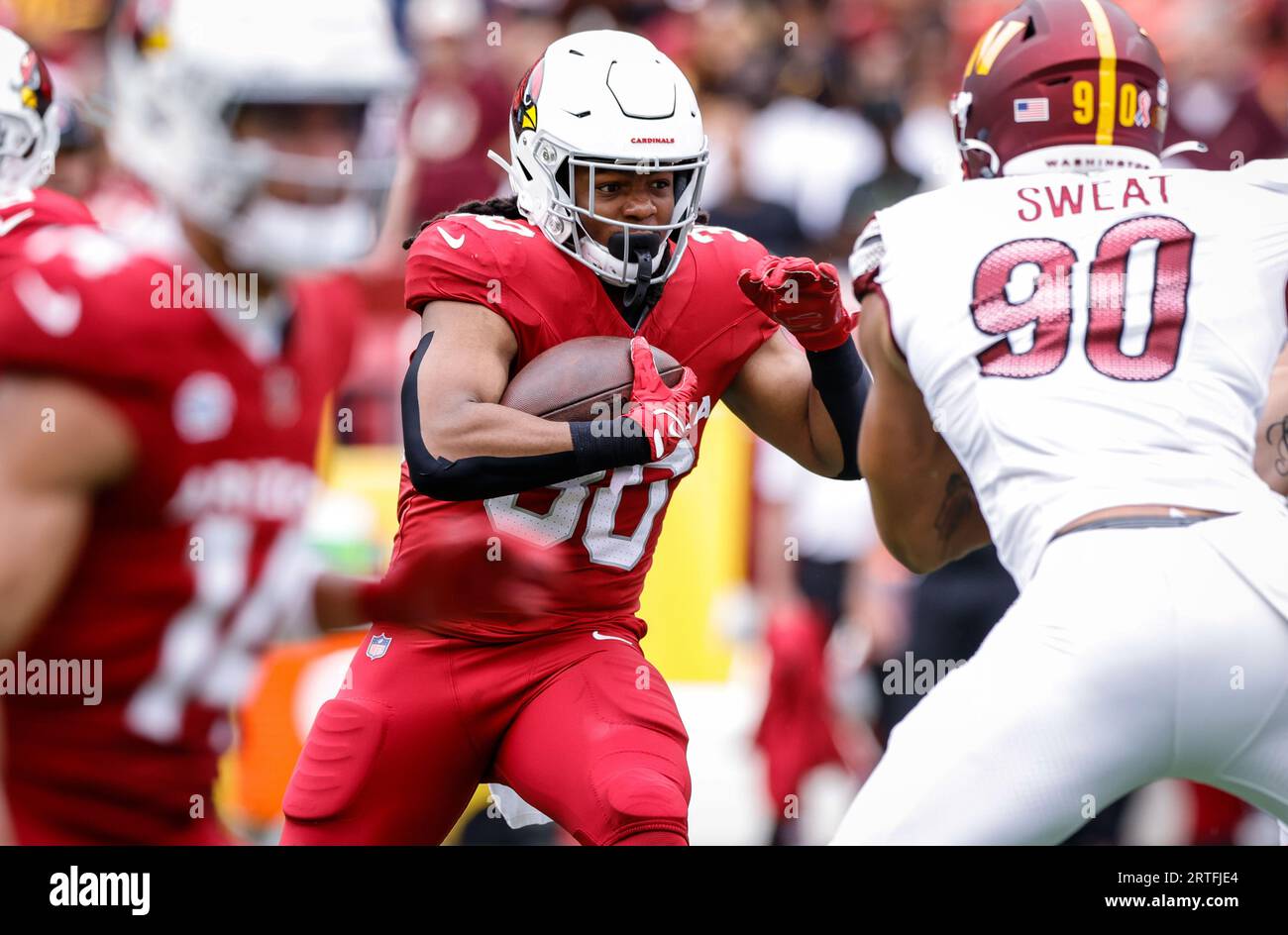 Le RB Keaontay Ingram des Arizona Cardinals (30) avec le Carry au match Arizona Cardinals vs Washington Commanders (semaine 1) le 10 septembre 2023 au FedEx Field de Landover, MD. (Alyssa Howell/image of Sport) Banque D'Images