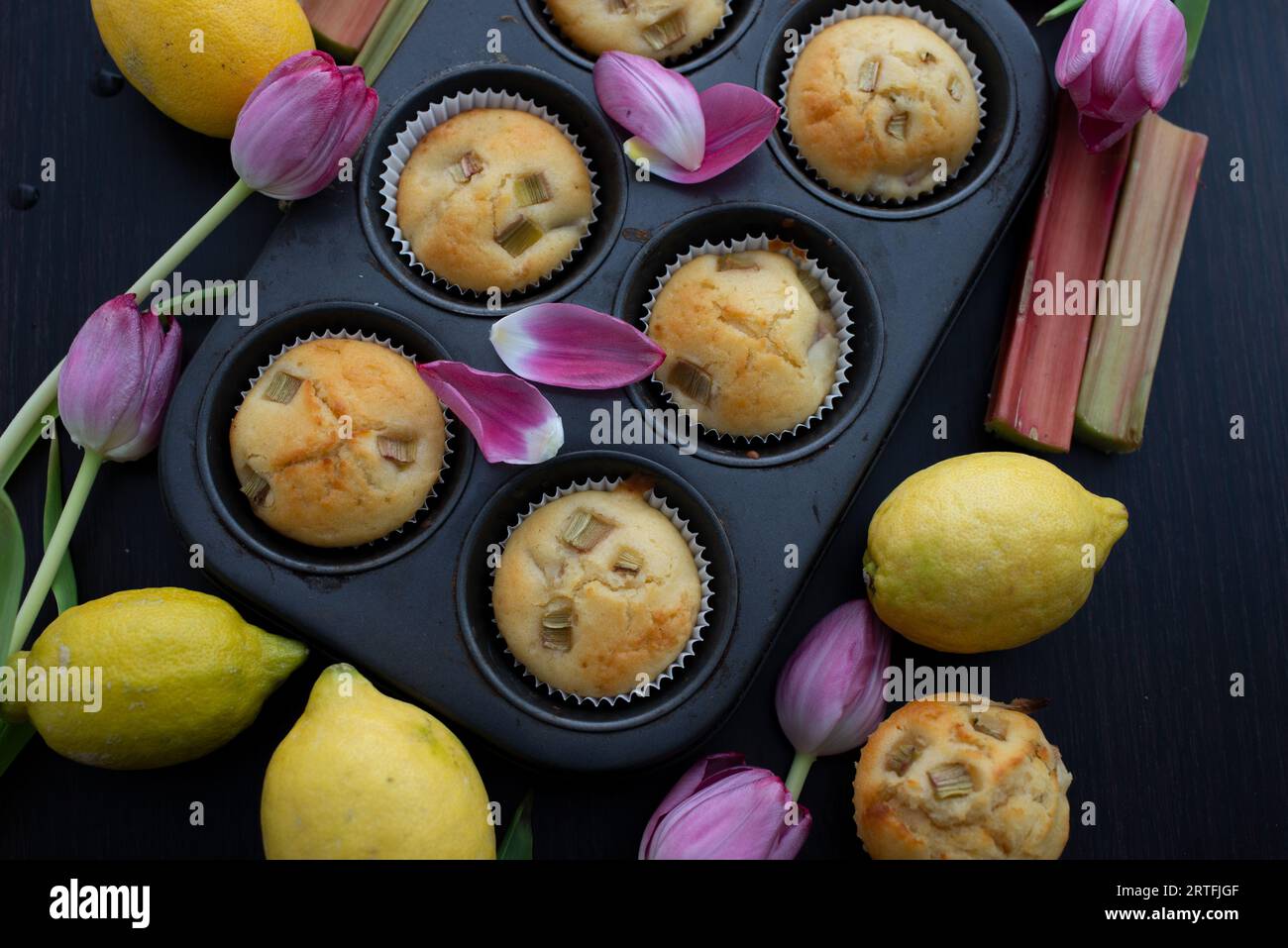 maison sucrée faire des muffins à la rhubarbe au citron avec des tulipes Banque D'Images