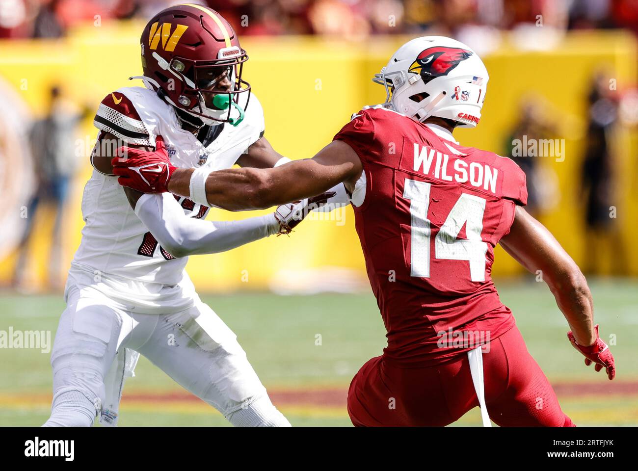 Washington Commanders CB Emmanuel Forbes Jr. (13 ans) a affronté Michael Wilson (14 ans) des Cardinals lors du match Arizona Cardinals vs Washington Commanders (semaine 1) le 10 septembre 2023 au FedEx Field à Landover, MD. (Alyssa Howell/image of Sport) Banque D'Images