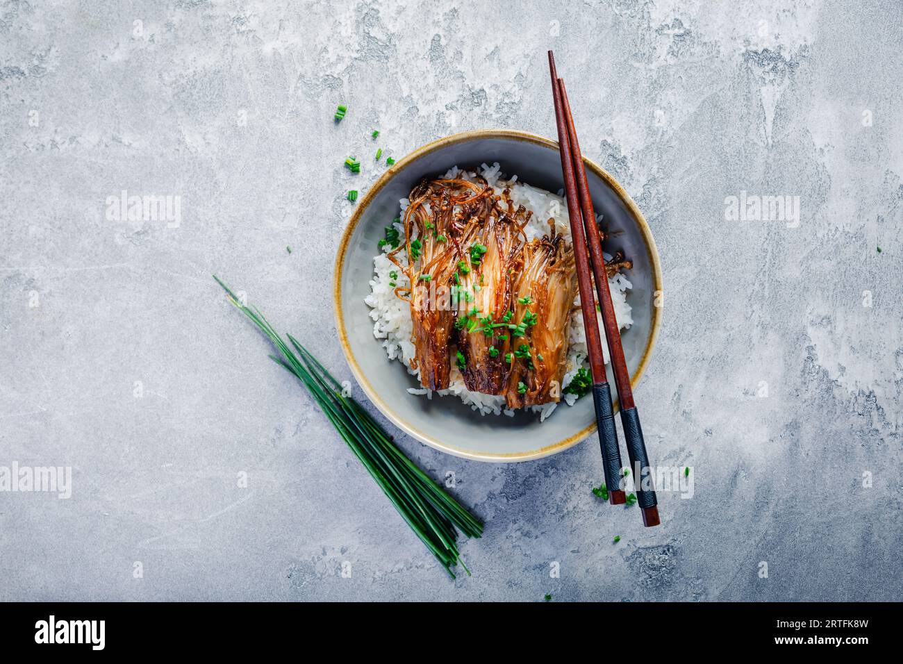 Riz aux champignons enoki et ciboulette. Repas diététique végétalien asiatique. Banque D'Images